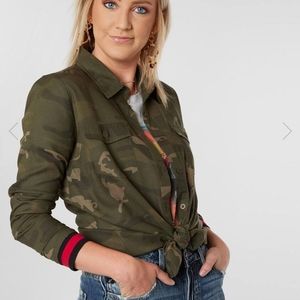 Daytrip came strip button down